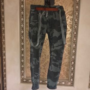Military color pants , very comfortable, barely worn, can fit people with size S